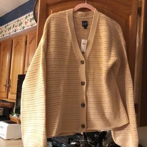 NWT GAP WOMEN’S TAN/BEIGE OPEN WEAVE SWEATER. BRAND NEW AND NEVER WORN!🌼